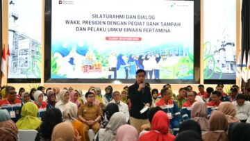 Wakil Presiden Gibran Rakabuming Raka saat bertemu pelaku UMKM di Gedung Patra Graha, PT Pertamina Patra Niaga Refinery Unit IV Cilacap, Jawa Tengah, Senin (26/10/2026).