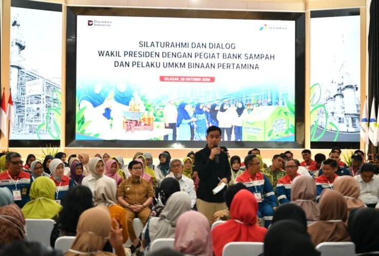 Wakil Presiden Gibran Rakabuming Raka saat bertemu pelaku UMKM di Gedung Patra Graha, PT Pertamina Patra Niaga Refinery Unit IV Cilacap, Jawa Tengah, Senin (26/10/2026).