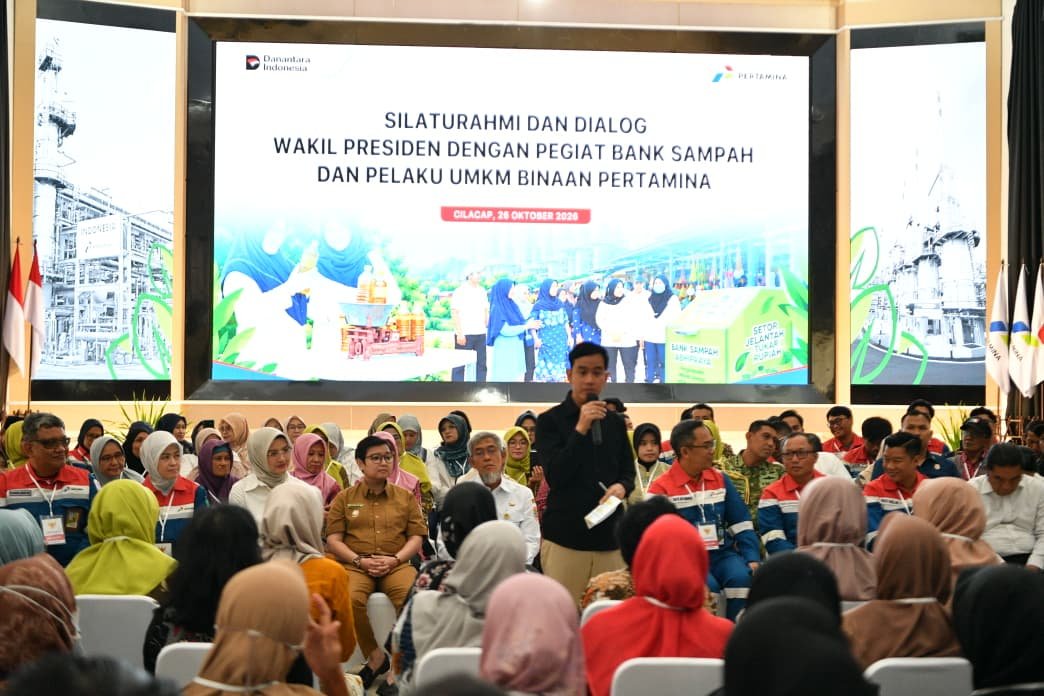 Wakil Presiden Gibran Rakabuming Raka saat bertemu pelaku UMKM di Gedung Patra Graha, PT Pertamina Patra Niaga Refinery Unit IV Cilacap, Jawa Tengah, Senin (26/10/2026).