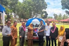 Penyerahan mobil operasional dari dana Pokir Doni Harsiva Yandra untuk SMAN 1 Pasaman, Sumatera Barat.
