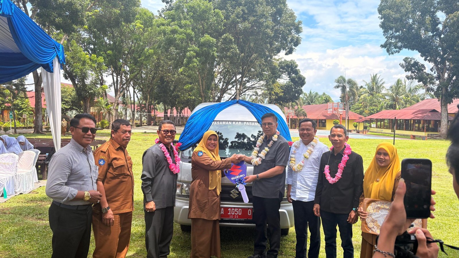Penyerahan mobil operasional dari dana Pokir Doni Harsiva Yandra untuk SMAN 1 Pasaman, Sumatera Barat.