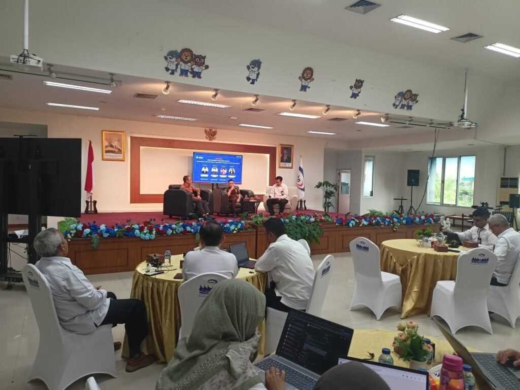 Suasana diskusi publik Tayang Bincang Komunitas Anindhacitya bertema Uncovering the Blind Spots: Membongkar Celah dan Modus Fraud dalam Penyaluran Kredit Usaha Rakyat (KUR) di Kantor BPKP Sumatera Barat, Padang, Senin (26/10/2026). Kegiatan ini menghadirkan unsur kejaksaan, pakar ekonomi perbankan, dan praktisi antikecurangan untuk membahas risiko penyimpangan serta penguatan pengawasan penyaluran KUR.