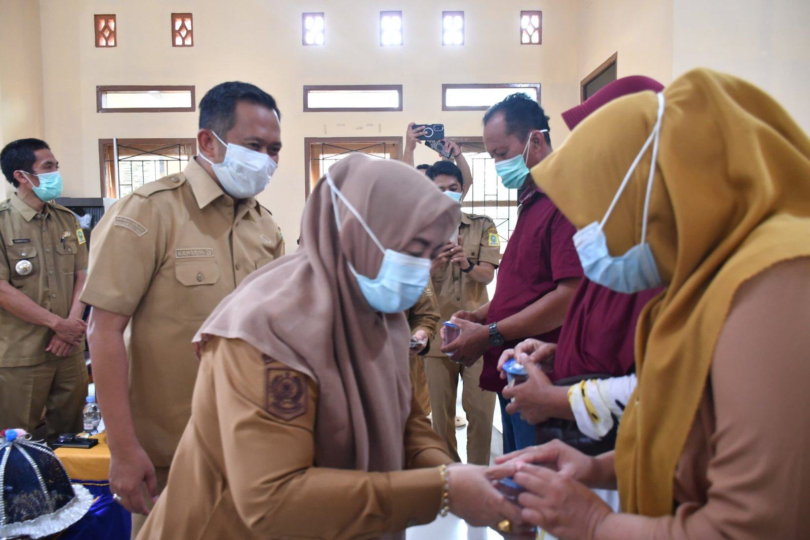 Photo: Bupati Sinjai, Hj. Rata, dalam acara Pelaksanaan pemeriksaan kesehatan gratis dan penelusuran kasus tuberkulosis di Gedung Serbaguna Kantor Desa Lamatti Riaja, Kecamatan Bulupoddo, Sinjai, Selasa (27/10/2026).