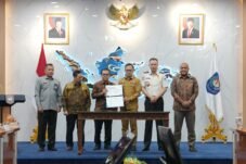 Bima Arya dan perwakilan kementerian serta lembaga memaraf DIM RUU Adminduk di Kantor Pusat Kemendagri.