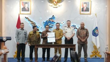 Bima Arya dan perwakilan kementerian serta lembaga memaraf DIM RUU Adminduk di Kantor Pusat Kemendagri.