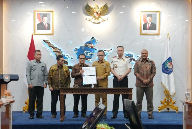 Bima Arya dan perwakilan kementerian serta lembaga memaraf DIM RUU Adminduk di Kantor Pusat Kemendagri.
