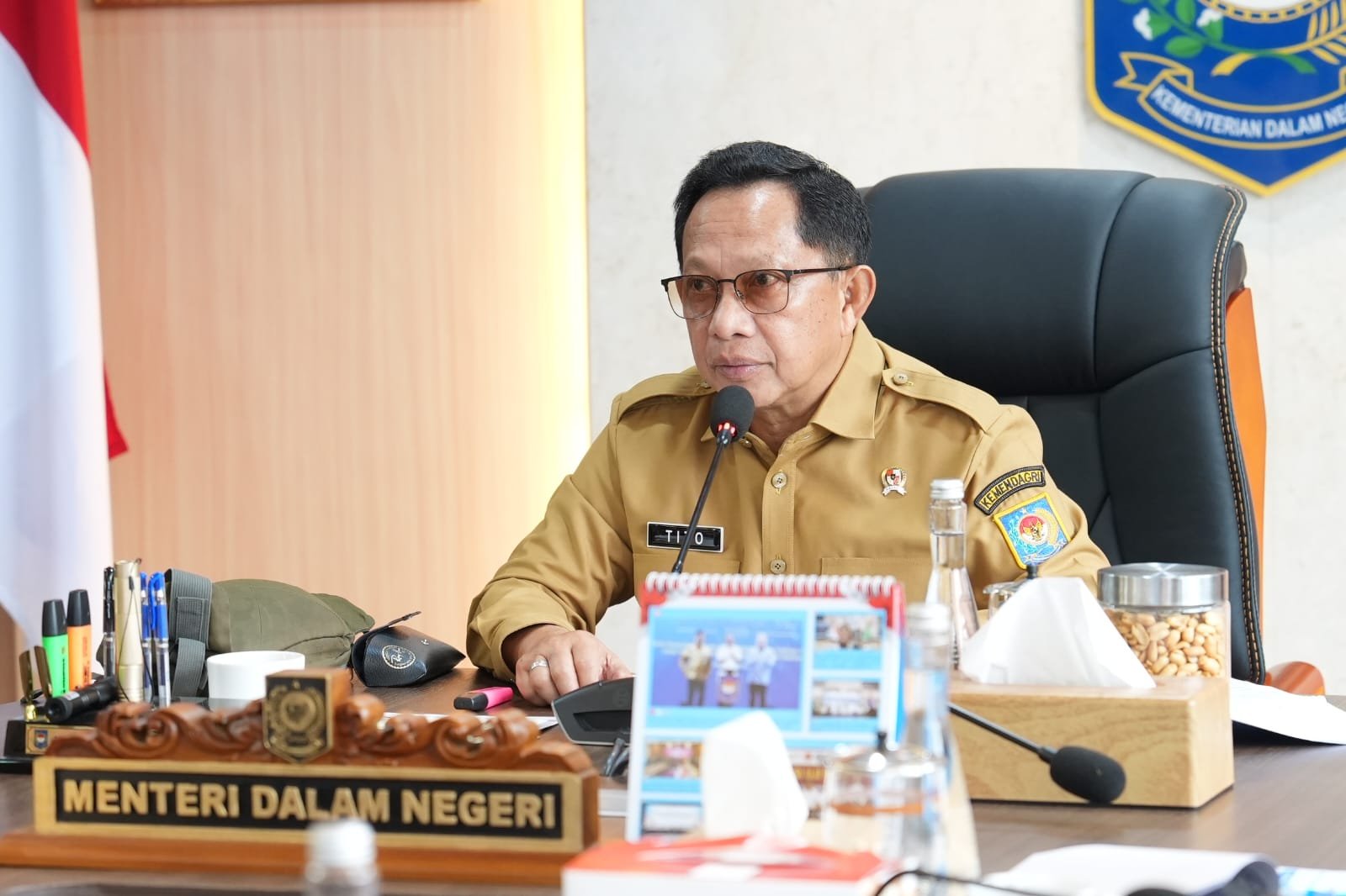 Menteri Dalam Negeri Muhammad Tito Karnavian menyampaikan arahan dalam rapat koordinasi pembahasan kebakaran hutan dan lahan secara daring, Selasa (27/10/2026).