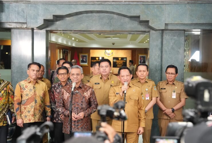 Menteri Dalam Negeri Muhammad Tito Karnavian dan Menteri Keuangan Suahasil Nazara membahas pembiayaan rehabilitasi dan rekonstruksi Sumatera hingga 2028 di Jakarta, Selasa (27/10/2026).