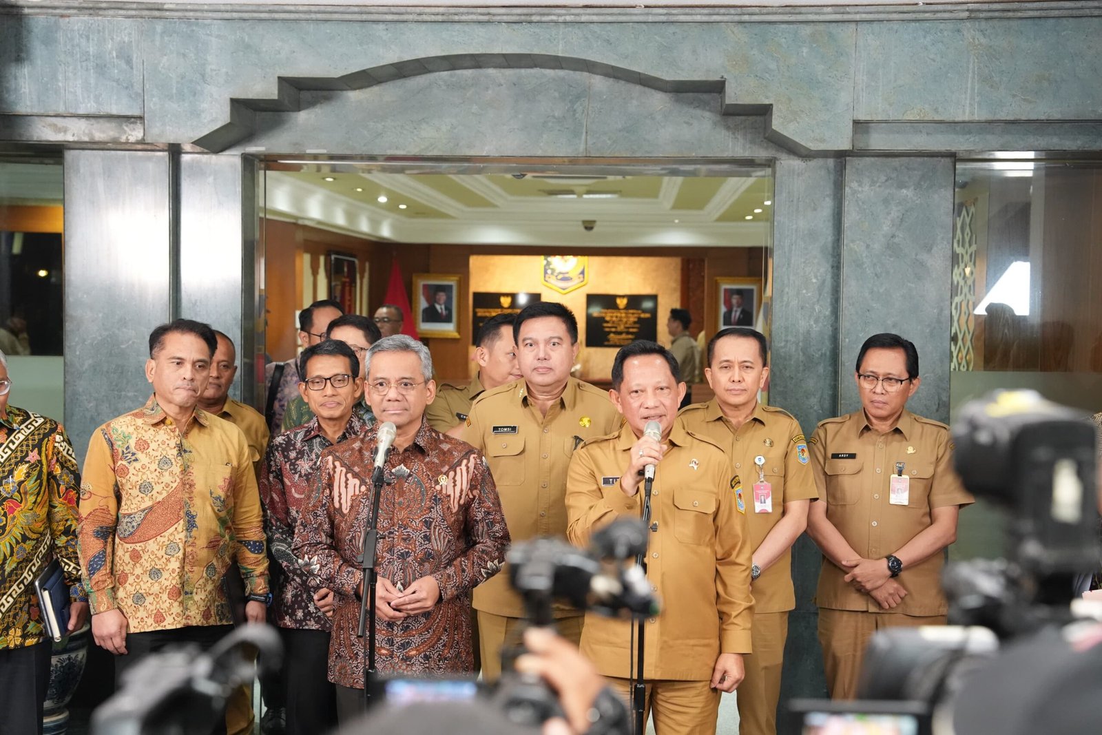 Menteri Dalam Negeri Muhammad Tito Karnavian dan Menteri Keuangan Suahasil Nazara membahas pembiayaan rehabilitasi dan rekonstruksi Sumatera hingga 2028 di Jakarta, Selasa (27/10/2026).