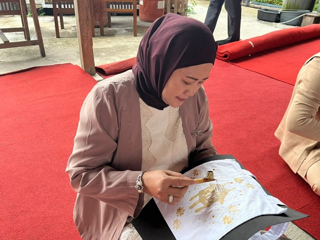 Keterangan Fhoto: Ketua PIPAS Sumbar Ny. Evi Kusdiani Kunrat bersama anggota mengikuti edukasi membatik di Canting Buana Kreatif, Padang Panjang, 23–24 Oktober 2026.