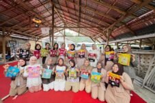 Keterangan Fhoto: Ketua PIPAS Sumbar Ny. Evi Kusdiani Kunrat bersama anggota berfoto bersama usai mengikuti edukasi membatik di Canting Buana Kreatif, Padang Panjang. Kegiatan diawali sejak 23–24 Oktober 2026. (Foto Ibu).
