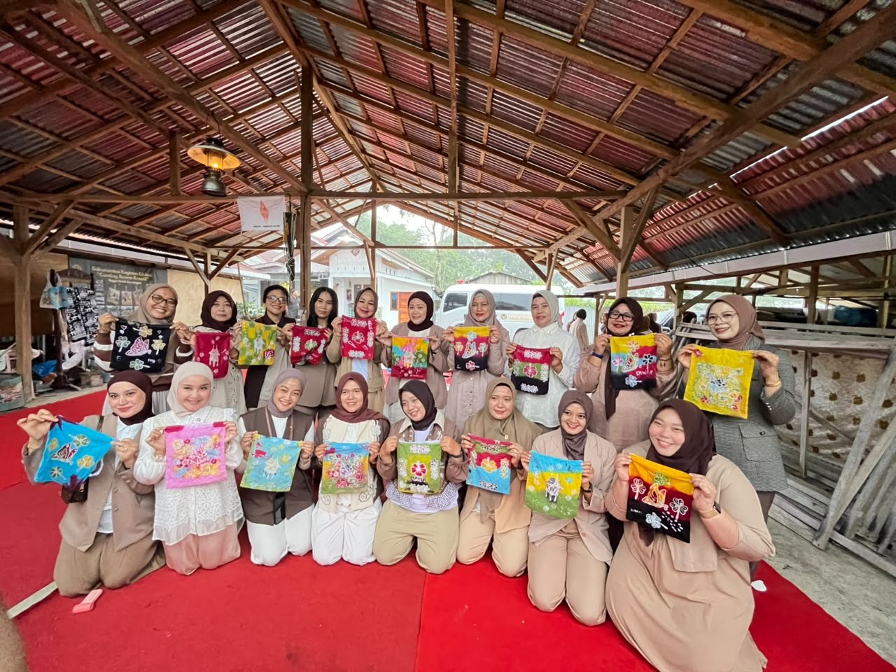 Keterangan Fhoto: Ketua PIPAS Sumbar Ny. Evi Kusdiani Kunrat bersama anggota berfoto bersama usai mengikuti edukasi membatik di Canting Buana Kreatif, Padang Panjang. Kegiatan diawali sejak 23–24 Oktober 2026. (Foto Ibu).