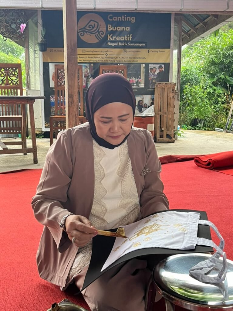 Keterangan Fhoto: Ketua PIPAS Sumbar Ny. Evi Kusdiani Kunrat bersama anggota mengikuti edukasi membatik di Canting Buana Kreatif, Padang Panjang, 23–24 Oktober 2026.