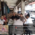 Personel Polsek Ngabang menyampaikan edukasi mengenai penipuan berkedok hadiah online kepada masyarakat Desa Hilir Kantor, Kecamatan Ngabang, Kabupaten Landak, Rabu (28/10/2026).