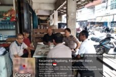 Personel Polsek Ngabang menyampaikan edukasi mengenai penipuan berkedok hadiah online kepada masyarakat Desa Hilir Kantor, Kecamatan Ngabang, Kabupaten Landak, Rabu (28/10/2026).