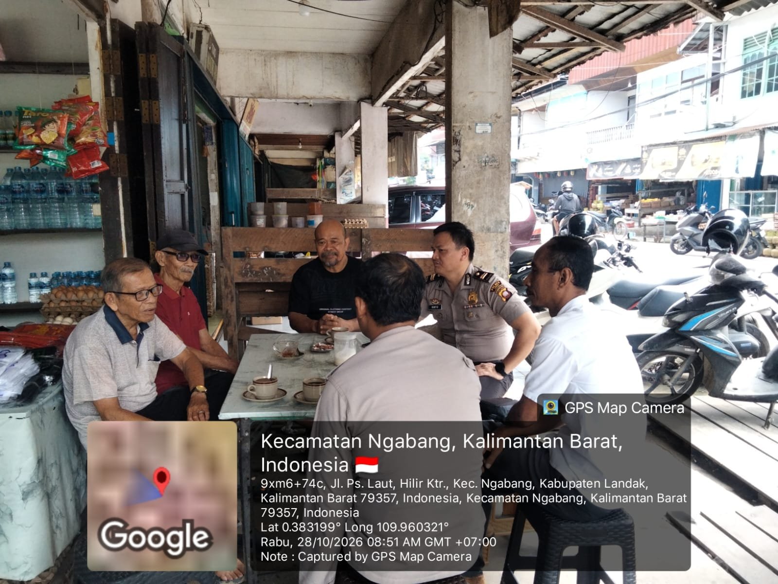 Personel Polsek Ngabang menyampaikan edukasi mengenai penipuan berkedok hadiah online kepada masyarakat Desa Hilir Kantor, Kecamatan Ngabang, Kabupaten Landak, Rabu (28/10/2026).