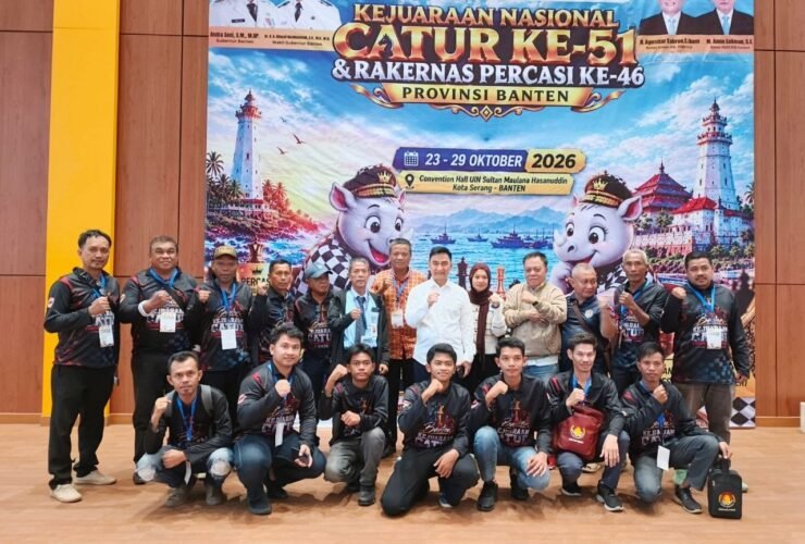 Atlet catur Sulawesi Tenggara berfoto bersama Wakil Gubernur Banten pada Kejurnas Catur ke-51 Tahun 2026.