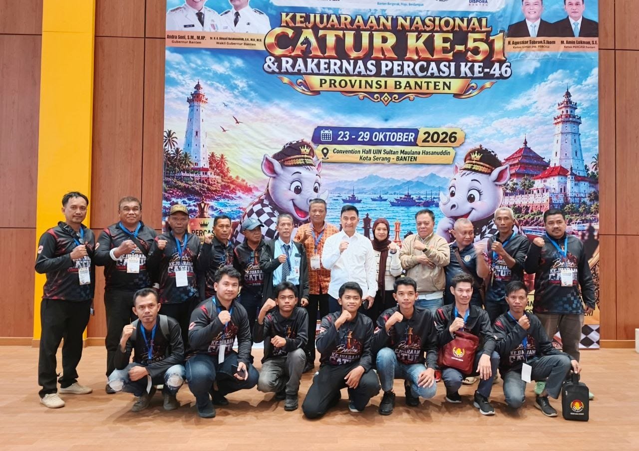 Atlet catur Sulawesi Tenggara berfoto bersama Wakil Gubernur Banten pada Kejurnas Catur ke-51 Tahun 2026.