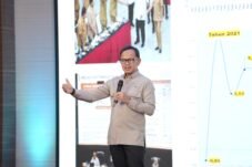 Wakil Menteri Dalam Negeri Bima Arya Sugiarto saat menghadiri acara 2 Tahun Prabowo-Gibran: Rapor untuk Rakyat di Universitas Tarumanagara, Jakarta, Selasa (27/10/2026).