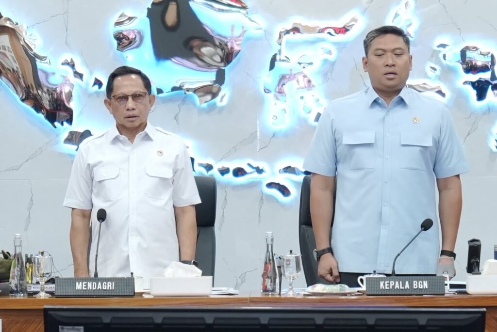 Keterangan Foto: Menteri Dalam Negeri Muhammad Tito Karnavian bersama Kepala Badan Gizi Nasional (BGN) Sudaryono dalam sosialisasi Surat Edaran Mendagri tentang inspeksi dan penilaian kelayakan Satuan Pelayanan Pemenuhan Gizi (SPPG) untuk mendukung program Makan Bergizi Gratis (MBG), Jakarta, Rabu (28/10/2026).