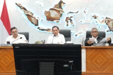 Rapat Satgas PRR membahas pemulihan infrastruktur dan UMKM pascabencana Sumatera hingga 2028.