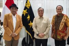 Foto: Kepala BRAN Dedi Prasetyo (tengah) bersama ahli hukum pidana Fakultas Hukum Universitas Brawijaya, Prof. I Nyoman Nurjaya (kiri), dan advokat sekaligus praktisi hukum dari Jakarta, Assoc. Prof. Firman Wijaya (kanan). Ist
