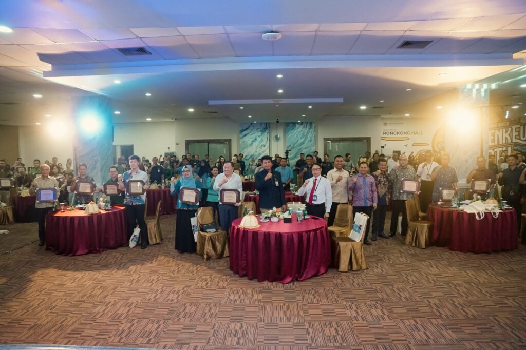 Wali Kota Makassar Munafri Arifuddin bersama jajaran Kanwil DJP Sulselbartra dan para pemangku kepentingan dalam kegiatan Tax Gathering 2026 di Gedung Keuangan Negara II, Makassar, Rabu (28/10/2026).