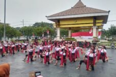Empat puluh penari dari Perguruan Seni Budaya Kampung Ilmu menampilkan tari Remo kolosal gaya Bolet dalam acara Meruwat Indonesia di area makam WR Soepratman, Surabaya, Rabu (28/10/2026).