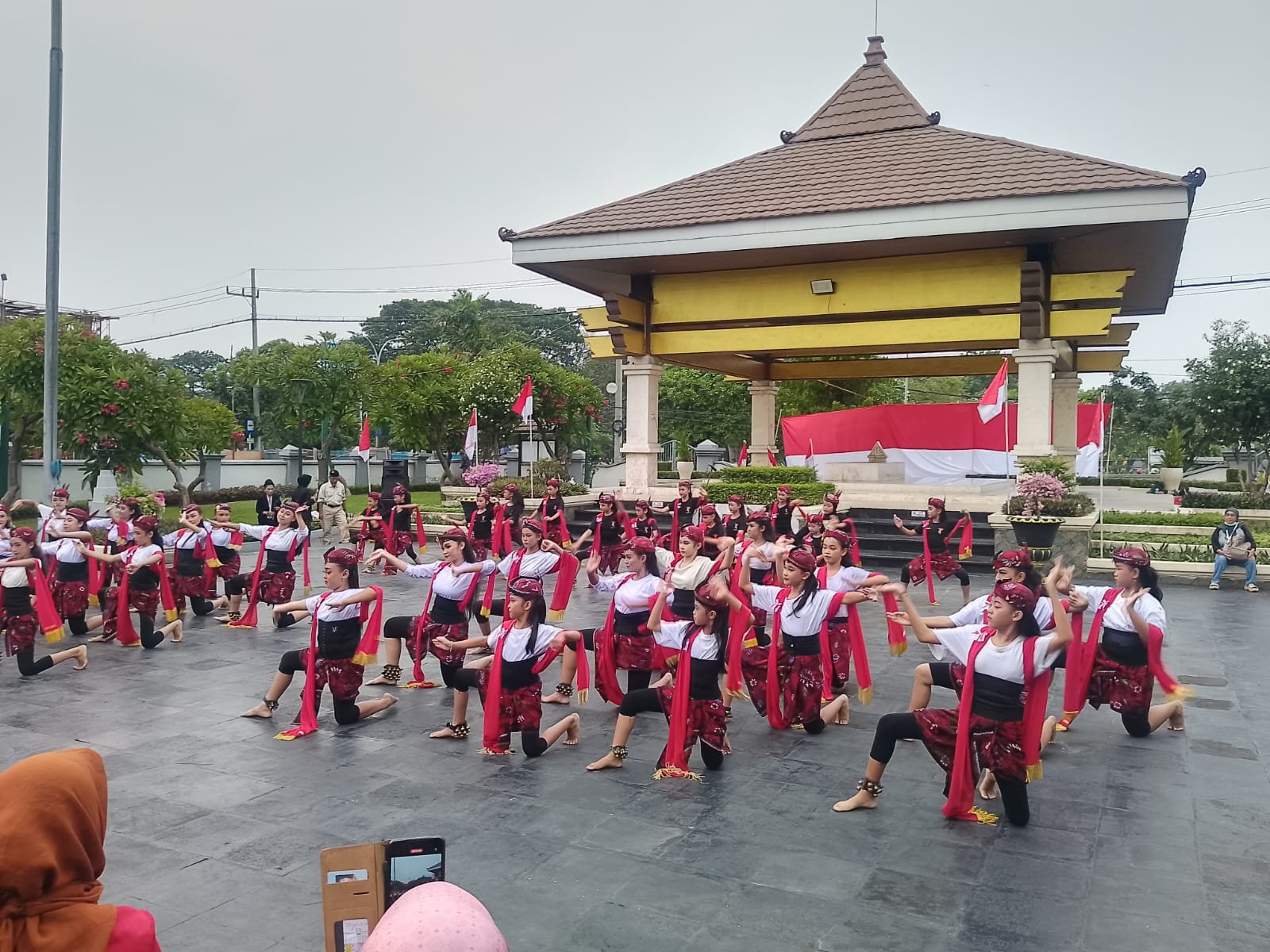 Empat puluh penari dari Perguruan Seni Budaya Kampung Ilmu menampilkan tari Remo kolosal gaya Bolet dalam acara Meruwat Indonesia di area makam WR Soepratman, Surabaya, Rabu (28/10/2026).