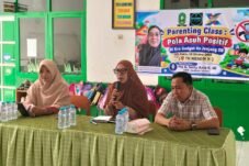 Kepala TK Negeri 10 Sinjai, Andi Asnianti Hamzah, berfoto bersama para guru dalam kegiatan parenting class tentang pola asuh positif di era digital, Kamis (29/10/2026).
