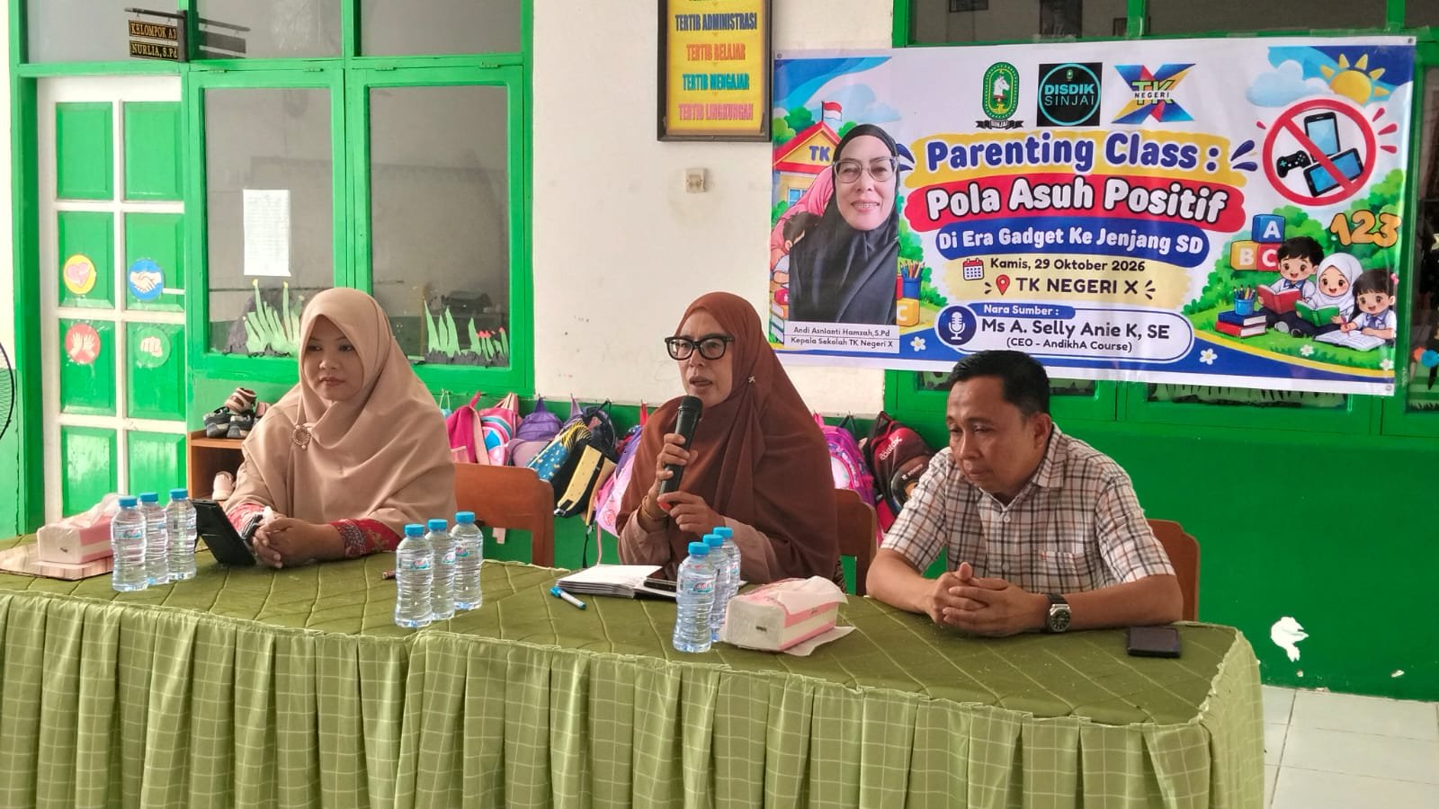 Kepala TK Negeri 10 Sinjai, Andi Asnianti Hamzah, berfoto bersama para guru dalam kegiatan parenting class tentang pola asuh positif di era digital, Kamis (29/10/2026).