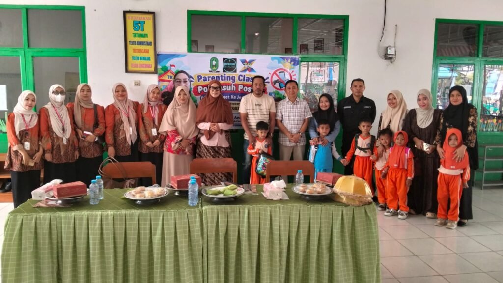 Orang tua atau wali murid dan guru mengikuti kegiatan parenting class di halaman TK Negeri 10 Sinjai, Kamis (29/10/2026).