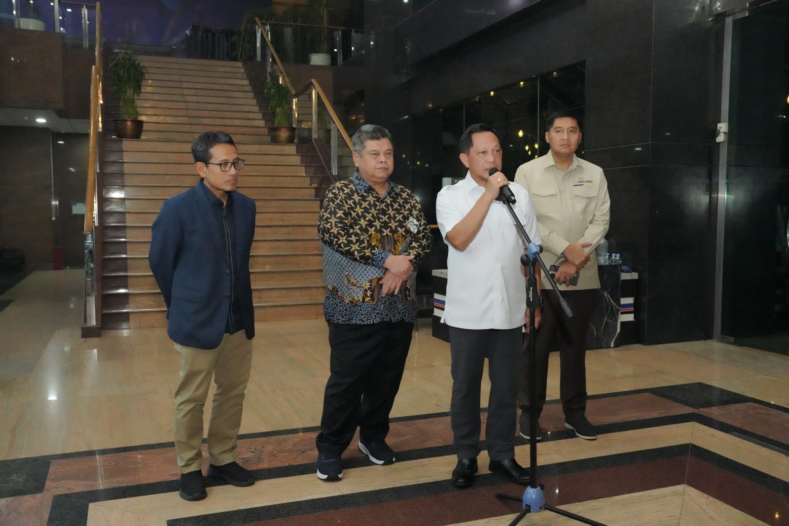 Mendagri Muhammad Tito Karnavian dan Menteri PKP Maruarar Sirait membahas mekanisme pelaksanaan program perumahan untuk masyarakat Papua Pegunungan bersama kementerian dan lembaga terkait di Jakarta.
