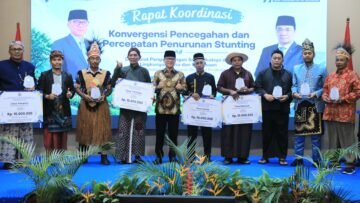 Yandri Susanto menyerahkan penghargaan kepada desa penerima predikat Desa Berkinerja Baik 2026.