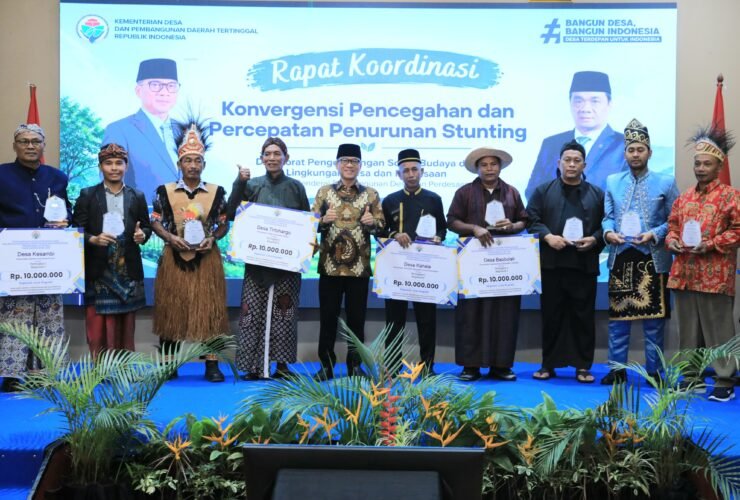 Yandri Susanto menyerahkan penghargaan kepada desa penerima predikat Desa Berkinerja Baik 2026.