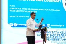 Wakil Menteri Dalam Negeri Akhmad Wiyagus menyampaikan arahan dalam Rapat Koordinasi Penguatan Tata Kelola Pemerintahan Daerah dan Pencegahan Korupsi di Pendopo Gubernur Banten, Kota Serang, Kamis (29/10/2026).