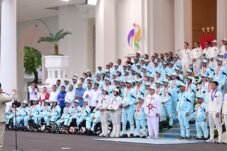 Presiden Prabowo Subianto memberikan apresiasi kepada atlet dan pelatih peraih medali Asian Games ke-20 dan Asian Para Games ke-5 Aichi-Nagoya 2026 di halaman Istana Merdeka, Jakarta, Kamis (29/10/2026).