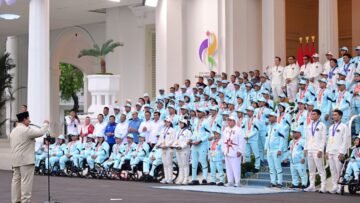 Presiden Prabowo Subianto memberikan apresiasi kepada atlet dan pelatih peraih medali Asian Games ke-20 dan Asian Para Games ke-5 Aichi-Nagoya 2026 di halaman Istana Merdeka, Jakarta, Kamis (29/10/2026).