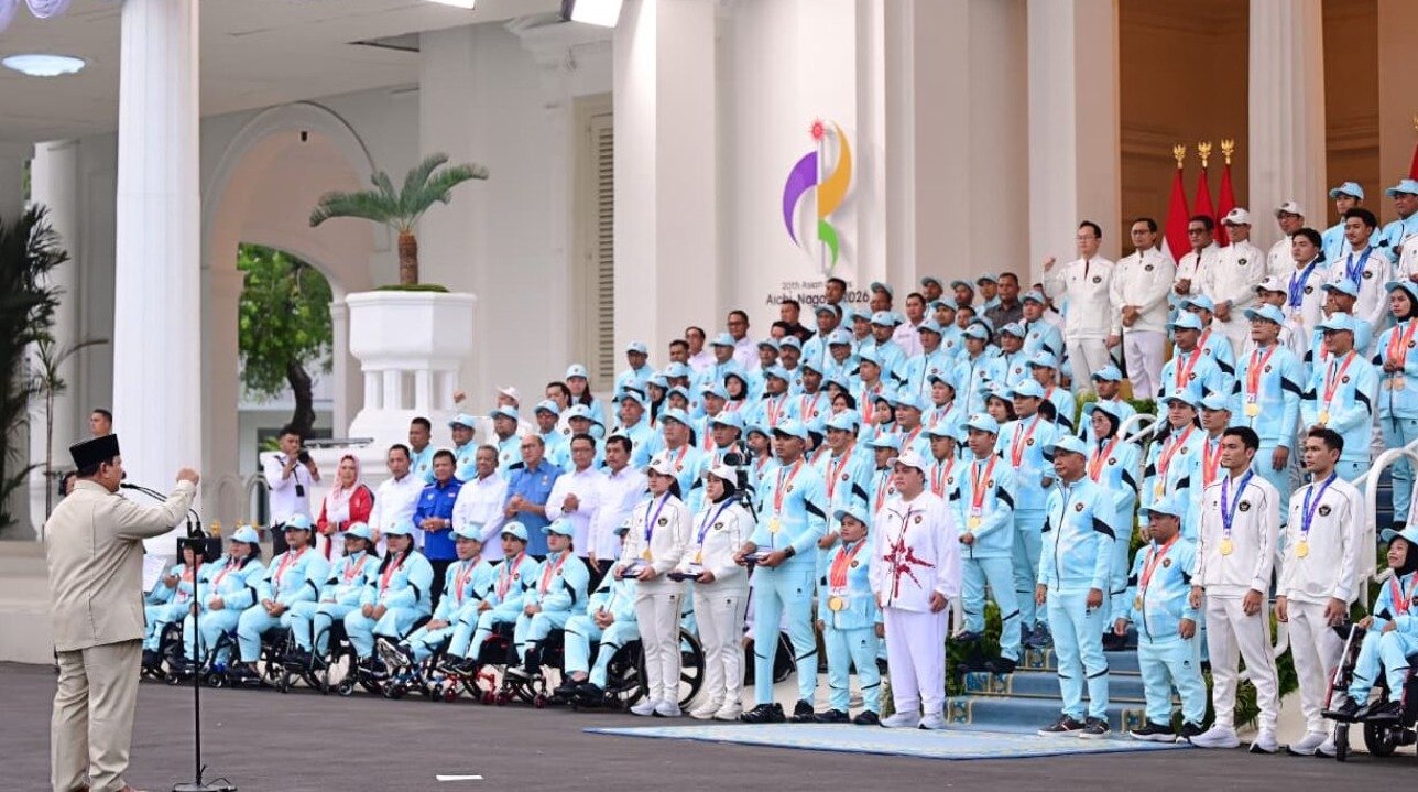 Presiden Prabowo Subianto memberikan apresiasi kepada atlet dan pelatih peraih medali Asian Games ke-20 dan Asian Para Games ke-5 Aichi-Nagoya 2026 di halaman Istana Merdeka, Jakarta, Kamis (29/10/2026).