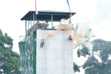 Prajurit mempersembahkan atraksi latihan kemiliteran dalam upacara penetapan Komcad Matra Darat Tahun 2026 di Pematangsiantar, Kamis (29/10/2026).