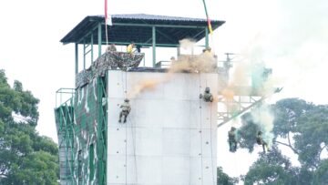 Prajurit mempersembahkan atraksi latihan kemiliteran dalam upacara penetapan Komcad Matra Darat Tahun 2026 di Pematangsiantar, Kamis (29/10/2026).