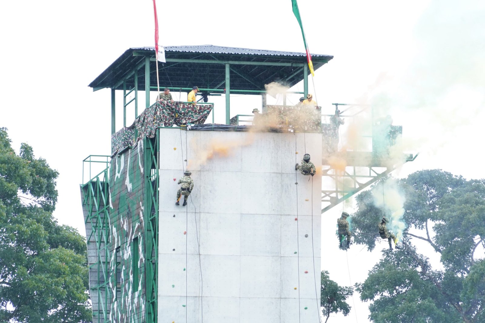 Prajurit mempersembahkan atraksi latihan kemiliteran dalam upacara penetapan Komcad Matra Darat Tahun 2026 di Pematangsiantar, Kamis (29/10/2026).