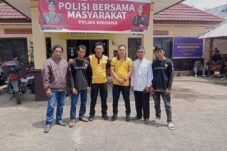 Wakil Ketua Umum GISK Sahiruddin bersilaturahmi dengan Kapolsek Kindang Iptu Hendra Yunus membahas kesiapsiagaan masyarakat menghadapi musim hujan di Kabupaten Bulukumba.