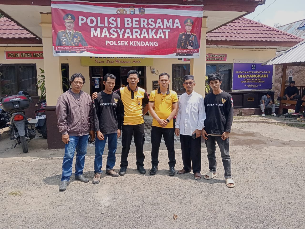 Wakil Ketua Umum GISK Sahiruddin bersilaturahmi dengan Kapolsek Kindang Iptu Hendra Yunus membahas kesiapsiagaan masyarakat menghadapi musim hujan di Kabupaten Bulukumba.