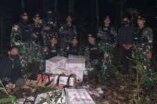 Satu kompi tentara Satgas Pamtas Yonarmed 13 menggagalkan penyelundupan 20 dus berisi 840 botol miras asal Malaysia di perbatasan Sintang.