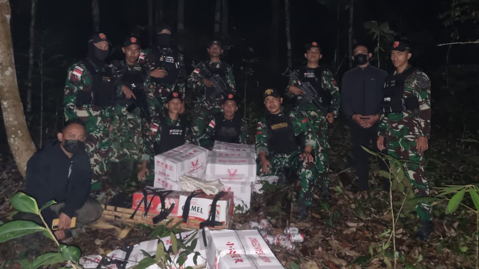 Satu kompi tentara Satgas Pamtas Yonarmed 13 menggagalkan penyelundupan 20 dus berisi 840 botol miras asal Malaysia di perbatasan Sintang.
