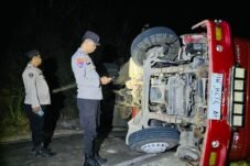 Truk pengangkut material bangunan terguling dan menutup badan jalan di Dusun Bontobundu, Desa Patallassang, Kecamatan Sinjai Timur.