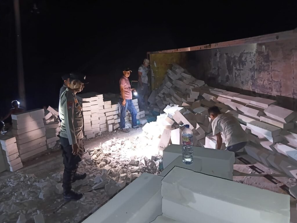 Truk bermuatan bata ringan terguling di jalan poros Desa Patallassang, Sinjai Timur.