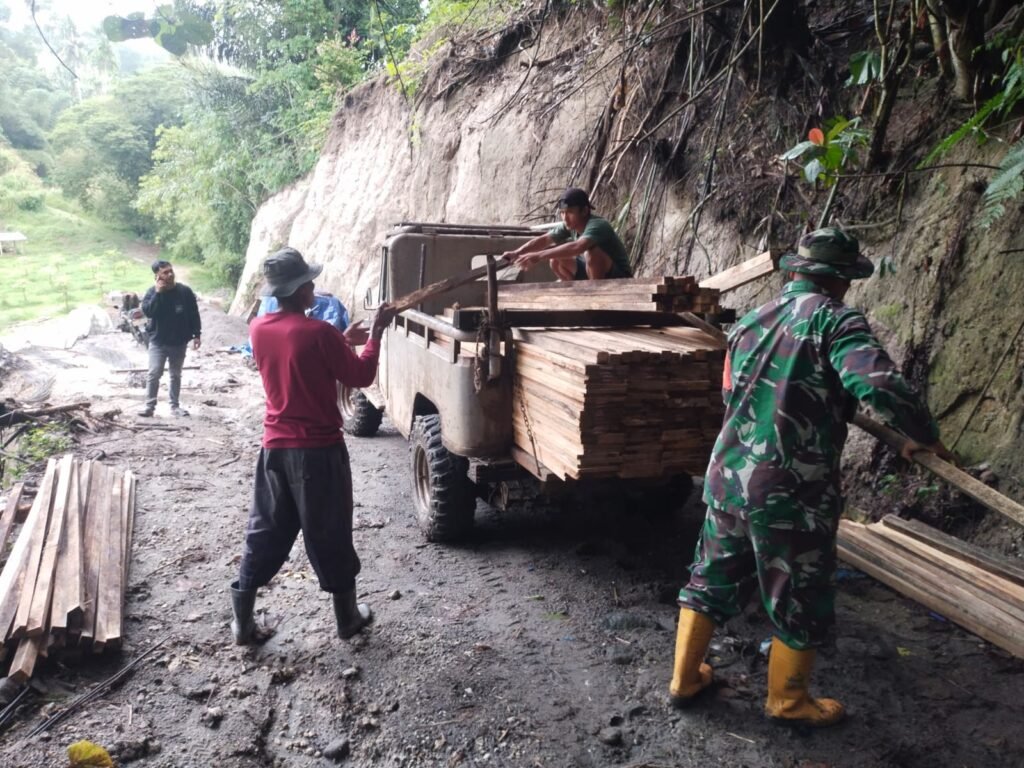 Personel Kodim 0205/Tanah Karo bersama masyarakat bergotong royong mengerjakan pembangunan Jembatan Beton Tahap VII A di Desa Juhar Ginting, Kecamatan Juhar, Kabupaten Karo, Sumatera Utara.