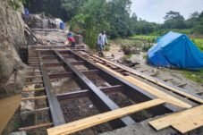 Personel Kodim 0205/Tanah Karo bersama masyarakat bergotong royong mengerjakan pembangunan Jembatan Beton Tahap VII A di Desa Juhar Ginting, Kecamatan Juhar, Kabupaten Karo, Sumatera Utara.